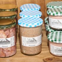 Eine große Auswahl an verschiedenen Fleisch- und Wurstgläsern.